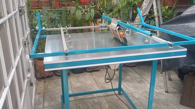 Mesa de serigrafía con estructura azul y superficie metálica